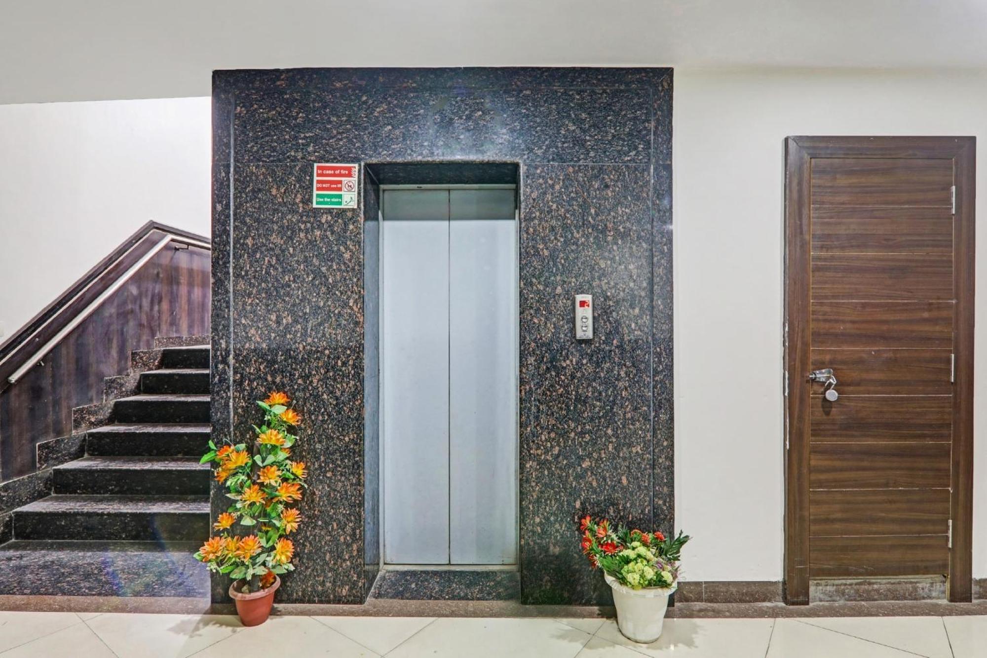 Townhouse Relax Inn Chinhat Exterior foto
