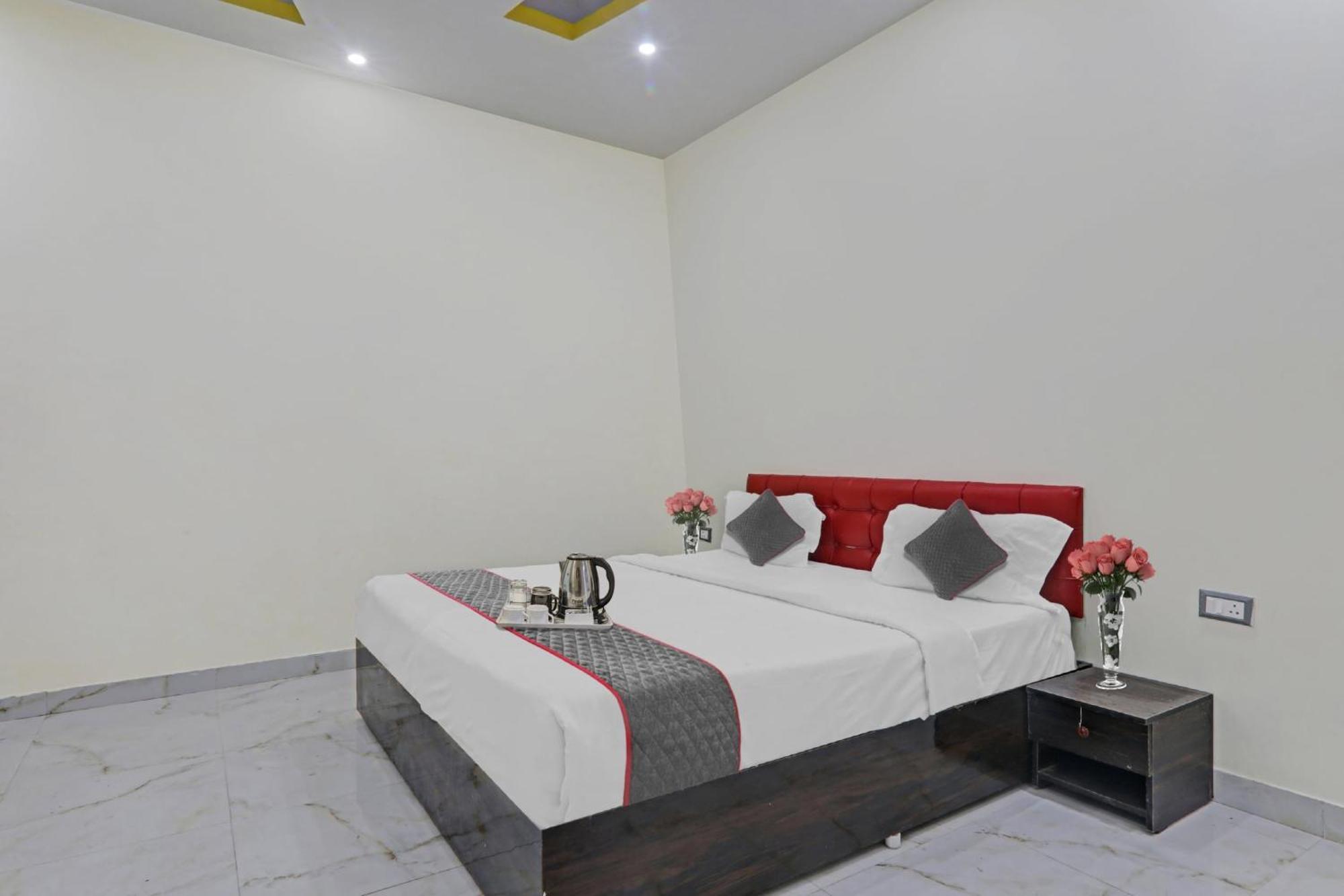 Townhouse Relax Inn Chinhat Exterior foto